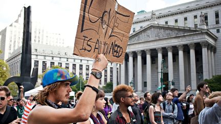 Des militants d'Occupy Wall Street manifestent devant la Bourse de New York (Etats-Unis), le 16 septembre 2012. (ANDREW BURTON / GETTY IMAGES NORTH AMERICA / AFP)