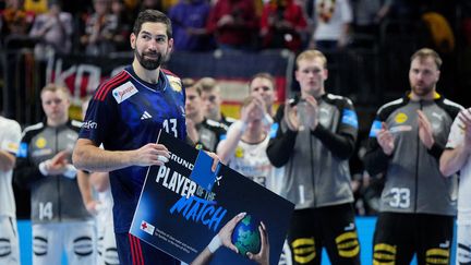 Nikola Karabatic reçoit le titre d'homme du match contre l'Allemagne, lors de l'Euro de handball, le 16 janvier 2024. (SOREN STACHE / AFP)