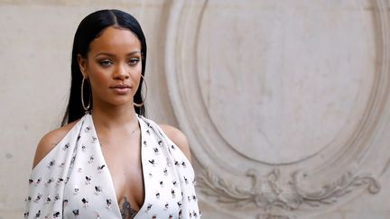 Rihanna avant le défilé de mode printemps-été 2017 de Dior à Paris, en septembre 2016 (PATRICK KOVARIK / AFP)