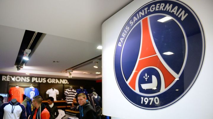 L'actuel logo du Paris Saint-Germain&nbsp;dans une boutique officielle, &agrave; Paris, le 16 novembre 2012. (FRANCK FIFE / AFP)