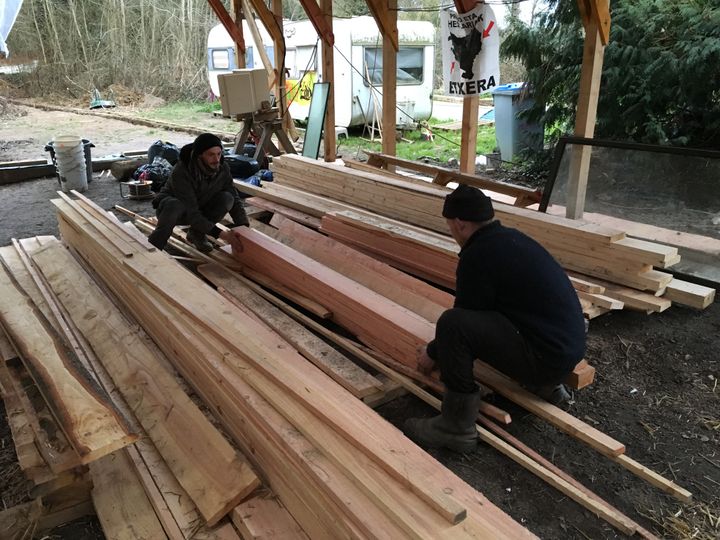 Benjamin et Antoine en pleine construction dans la ZAD de Notre-Dame-des-Landes (Loire-Atlantique), le 28 mars 2018.&nbsp; (RAPHAEL GODET / FRANCEINFO)