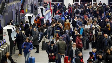 Des voyageurs à la gare de Lyon, à Paris, le 5 janvier 2020. (FRANCOIS GUILLOT / AFP)