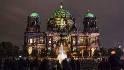 Des images religieuses sont projetées sur la façade de la cathédrale de Berlin.&nbsp; (JOHN MACDOUGALL / AFP)