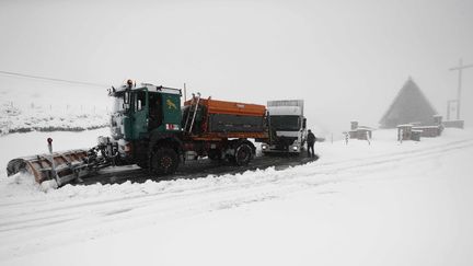 A cause de l'augmentation du prix des carburants, le déneigement coûte de plus en plus chère. (JESUS DIGES/MAXPPP)