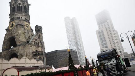 Devant l'église du Souvenir (Gedächtniskirche), ruine de la Seconde guerre mondiale, à Berlin, le 20 décembre 2016 à Berlin, le 20 décembre 2016 (AFP - Tobias Schwarz)