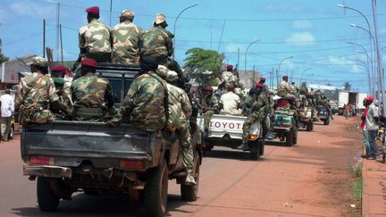 Des soldats charg&eacute;s du d&eacute;sarmement conduisent dans la capitale Bangui (Centrafrique), le 5 septembre 2013. (PACOME PABANDJI / AFP)