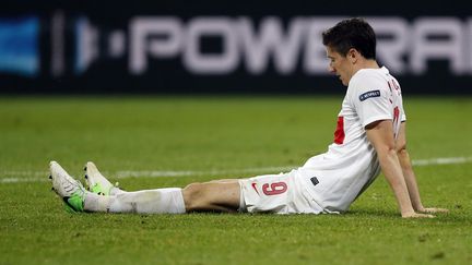 La tristesse du Polonais Lewandowski apr&egrave;s l'&eacute;limination de son &eacute;quipe d&egrave;s la phase de poules de l'Euro, le 16 juin 2012.&nbsp; ( / X00213)