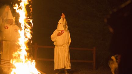 Un membre du Ku Klux Klan lors d'une c&eacute;r&eacute;monie rituelle du groupe s&eacute;gr&eacute;gationniste am&eacute;ricain, &agrave; Henry County, en Virginie (Etats-Unis), le 11 octobre 2014. (JOHNNY MILANO / REUTERS)