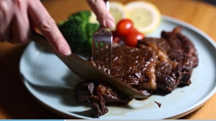 Un couteau en bois capable de couper de la viande. (CAPTURE D'ÉCRAN BO CHEN)