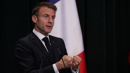 Emmanuel Macron lors d'une conférence de presse à Tirana, en Albanie, le 17 octobre 2023. (ADNAN BECI / AFP)