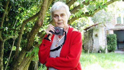 La photojournaliste Marie-Laure de Decker posant avec son Leica M4, chez elle à Rabastens (Tarn), le 18 avril 2013 (REMY GABALDA / AFP)