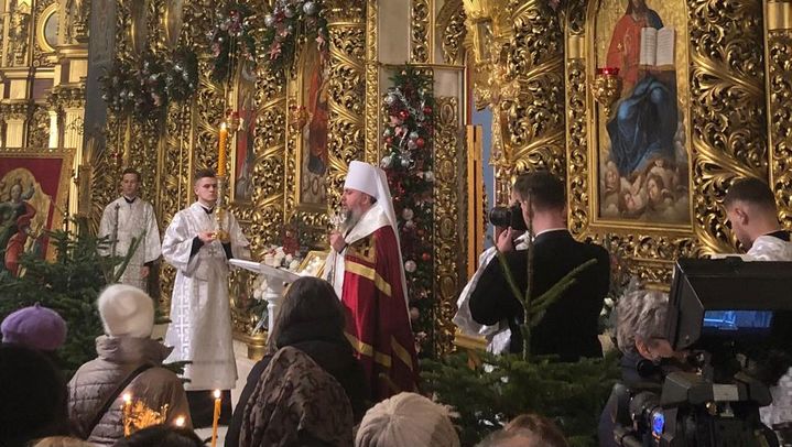 Célébration de Noël le 25 décembre dernier à la cathédrale Saint-Michel de Kiev, et non le 7 janvier. Pour la première fois de leur histoire, les Ukrainiens ont fêté ce Noël 2023 de manière synchrone avec le monde occidental. Un signe de défi vis-à-vis de Moscou. (Photo Carlos De Cordoue)