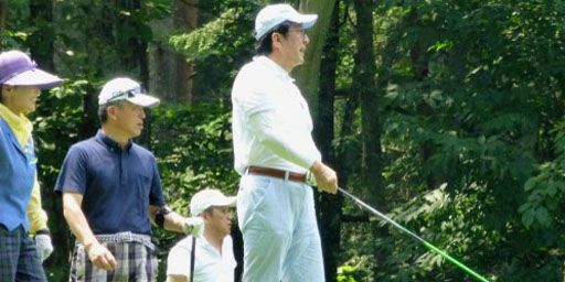 Le Premier ministre japonais, Shinzo Abe, en train de jouer au golf pendant ses vacances à Narusawa (centre du pays) (AFP - Jiji Press)