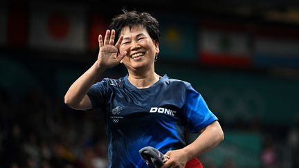 Xia Lian Ni célèbre sa victoire contre la Turque Sibel Altinkaya au 1er tour du tournoi de tennis de table, aux Jeux olympiques de Paris, le 27 juillet 2024. (JUNG YEON-JE / AFP)