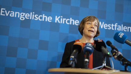 Annette Kurschus s'exprime sur les accusations de violences sexuelles commises par un ancien collègue, le 20 novembre 2023, lors d'une conférence de presse à Bielefeld (Allemagne). (CHRISTOPH REICHWEIN / DPA / AFP)