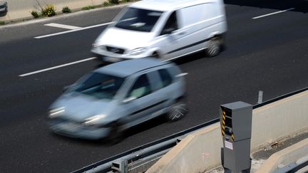 Un radar sur l'A9, &agrave; Saint-Aun&egrave;s (H&eacute;rault), le 3 avril 2013. (PASCAL GUYOT / AFP)