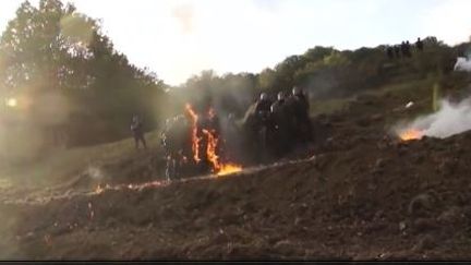 Les affrontements entre forces de l'ordre et manifestants, sur le site du barrage de Sivens (Tarn), ont &eacute;t&eacute; film&eacute;s par un groupe d'opposants le 25 octobre 2014. ( FRANCE 2)