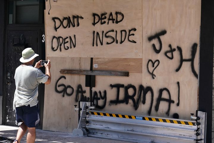 Comme un défi lancé aux éléments. Le message "va-t-en Irma" a été tagué sur une façade baricadée&nbsp;de Miami (Floride), vendredi 8 septembre. (CARLO ALLEGRI / REUTERS)