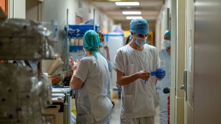 Des soignants du&nbsp;service de réanimation de l'hôpital Ambroise-Paré prennent en charge des malades du Covid-19, le 28 avril 2020, à Neuilly-sur-Seine (Hauts-de-Seine). (JULIE LIMONT / HANS LUCAS / AFP)