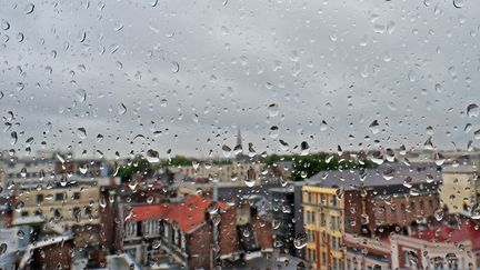 Selon le décompte de&nbsp;Météo France,&nbsp;le soleil n'a brillé que 2h40 en moyenne à&nbsp;Lille&nbsp;(Nord)&nbsp;depuis le début du mois de janvier 2018. (PHILIPPE HUGUEN / AFP)