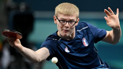 Félix Lebrun en demi-finales des Jeux olympiques de Paris 2024 contre Fan Zhendong, le 2 août 2024 à l'Arena Paris Sud. (AFP)