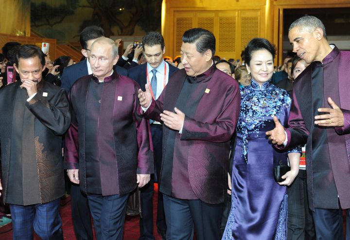 Les dirigeants invit&eacute;s au sommet de l'Apec &agrave; P&eacute;kin (Chine), le 10 novembre 2014. (MICHAEL KLIMENTYEV / AFP)