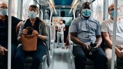 Des passagers masqués dans un tramway de Reims (Marne), le 5 juillet 2020. (BENO?T DURAND / HANS LUCAS / AFP)