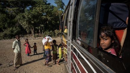 Des Rohingyas dans un bus pour les emmener dans un camp de réfugiés, le 3 décembre 2017.&nbsp; (ED JONES/AFP)