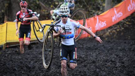 Eli Iserbyt avec son maillot de champion d'Europe dans la boue du Jaarmarktcross, le 11 novembre 2020. (DAVID STOCKMAN / BELGA MAG)