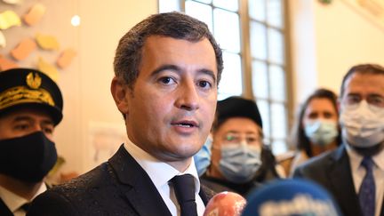 Gérald Darmanin répond à la presse lors de la visite d'une synagogue à Boulogne-Billancourt, le 27 septembre 2020. (BERTRAND GUAY / AFP)