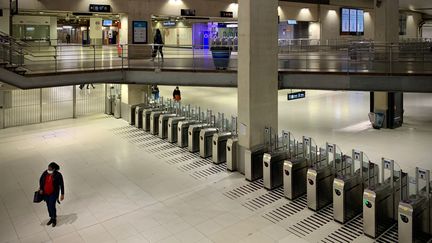 
Ambiance de couvre-feu sur la ligne B du RER parisien,&nbsp; à la gare du Nord.&nbsp; 
 (FR?D?RIC DUGIT / MAXPPP)