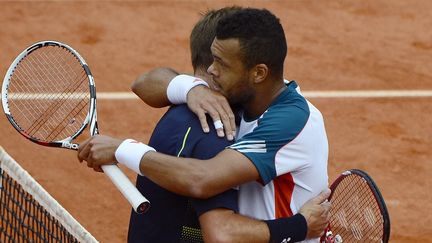 Jo-Wilfried Tsonga a affronté Stanislas Wawrinka à trois reprises à Roland-Garros. Le Manceau s'est imposé une seule fois face au Suisse, le 4 juin 2012, en huitièmes de finale, après une longue bataille (6-4, 7-6 [8-6], 3-6, 3-6, 6-4) sur le court Philippe-Chatrier. Un an plus tôt, le Suisse avait pris le dessus au troisième tour. En 2015, Wawrinka a écarté Tsonga en demi-finale, juste avant de soulever la coupe des Mousquetaires. (PASCAL GUYOT / AFP)