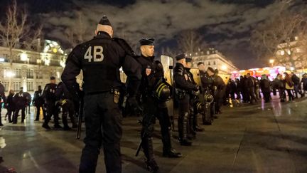 Des policiers regroupés sur la place de la République, à Paris, le 30 décembre 2015. (MICHEL STOUPAK / CITIZENSIDE.COM / AFP)