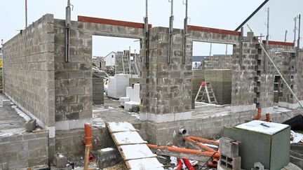 Une maison en construction. (JEAN-LUC FLEMAL / MAXPPP)