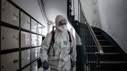 Un volontaire de la Croix-Rouge se rend chez une femme&nbsp;qui a des symptômes du Covid-19, le 5 mai 2020 à Paris. (illustration) (PHILIPPE LOPEZ / AFP)