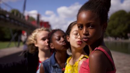 Amy (Fathia Youssouf), Angelica (Médina El Aidi-Azouni), Coumba (Esther Gohourou) et Jess (Ilanah), les membres du groupe de danse "Les Mignonnes" dans la fiction de Maïmouna Doucouré.&nbsp; (JEAN-MICHEL PAPAZIAN/BIEN OU BIEN PRODUCTIONS)