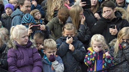 Les enfants se pincent le nez, jeudi 15 octobre, en assistant &agrave; la dissection du roi de la jungle. (CLAUS FISKER / SCANPIX DENMARK / AFP)