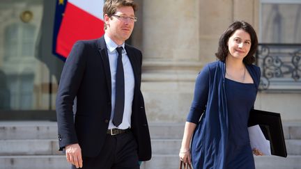 Les &eacute;cologistes Pascal Canfin et C&eacute;cile Duflot quittent l'Elys&eacute;e apr&egrave;s une r&eacute;union du Conseil des ministres, le 17 avril 2013. (BERTRAND LANGLOIS / AFP)