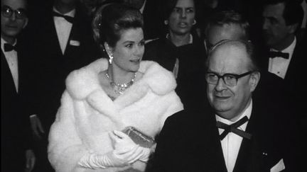 Grâce de Monaco arrive à l'Opéra de Paris pour une soirée de gala avec un récital de La Callas dans les années 1960 (Opéra de Paris)