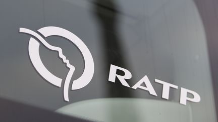 Le logo de la RAPT sur un véhicule, le 2 décembre 2015. (KENZO TRIBOUILLARD / AFP)