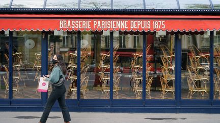 Une brasserie fermée à Paris en raison du confinement, le 7 novembre 2020. (MYRIAM TIRLER / HANS LUCAS / AFP)