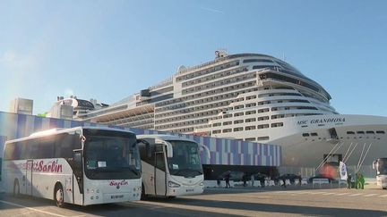 Les voyagistes demandent à être reçus de manière urgente par le gouvernement. L'activité est en baisse en février à cause du Covid-19. Les ports tournent également au ralenti, notamment à Marseille (Bouches-du-Rhône).&nbsp; (France 2)