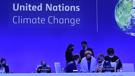 La COP26 a adopté samedi 13 novembre 2021 le "Pacte de Glasgow"&nbsp;pour accélérer la lutte contre le réchauffement de la planète, mais sans garantir de tenir l'objectif de le contenir à 1,5°C ni répondre aux demandes d'aide des pays pauvres (illustration). (BEN STANSALL / AFP)