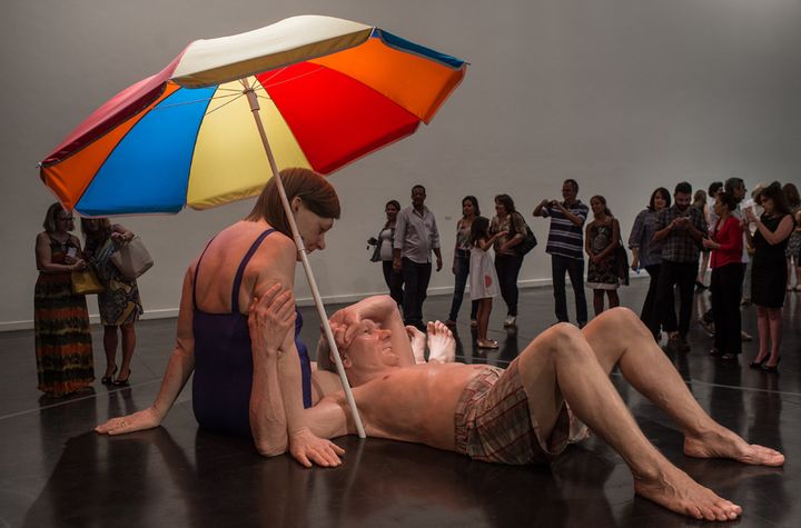 "Couple under umbrella" (couple sous le parasol), de Ron Mueck, au MAM de Rio (19 mars 2014)
 (Yasuyoshi Chiba / AFP)