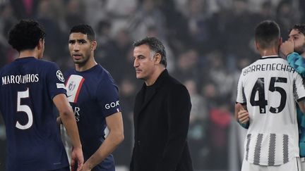 Christophe Galtier et les joueurs du Paris Saint-Germain après avoir appris que le PSG a terminé deuxième de son groupe de Ligue des champions,&nbsp;à l'issue du match contre la Juventus à Turin, le 2 novembre 2022. (FILIPPO MONTEFORTE / AFP)