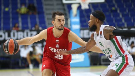 Leo Westermann au duel avec Lorenzo Brown lors d'un match amical&nbsp;opposant l'AS Monaco à l'UNICS Kazan, le 12 septembre 2021. (MEHMET MURAT ONEL / ANADOLU AGENCY VIA AFP)