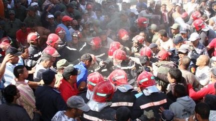 Les pompiers interviennent après l'effondrement d'une maison dans le quartier Moulay Youssef de Casablanca, le 9 Juin 2012. Bilan: trois morts et deux blessés. (AFP PHOTO / CHAFIK)