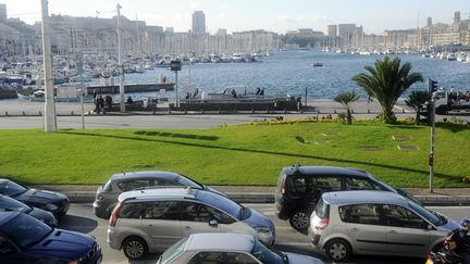 Des voitures circulent sur le Vieux-Port, &agrave; Marseille (Bouches-du-Rh&ocirc;ne), le 22 novembre 2010. (ANNE-CHRISTINE POUJOULAT / AFP)