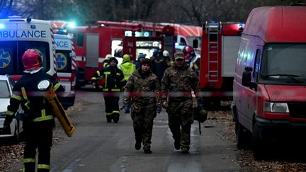 Des secouristes interviennent sur le lieu d'impact d'un missile russe près d'un immeuble de Kiev, le 15 novembre 2022. (SERGEI SUPINSKY / AFP)