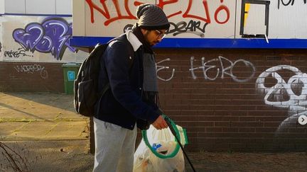 Vivek Gurav, 26 ans, ramasse des déchets dans 30 villes en 30 jours au Royaume-Uni, sur son compte Instagram. (CAPTURE D'ECRAN)